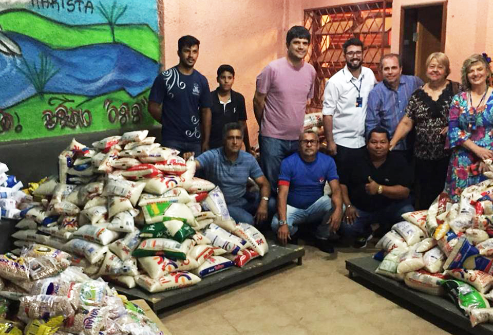 Colégio arrecada três toneladas de alimentos para instituições de Goiânia