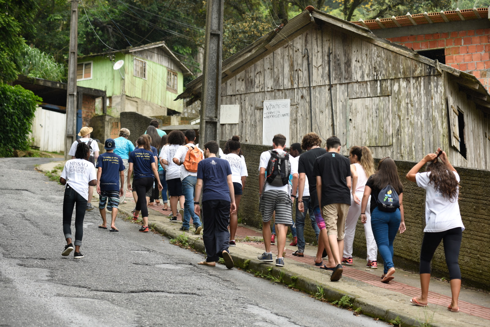 Voluntariado: jovens usam as férias para fazer o bem