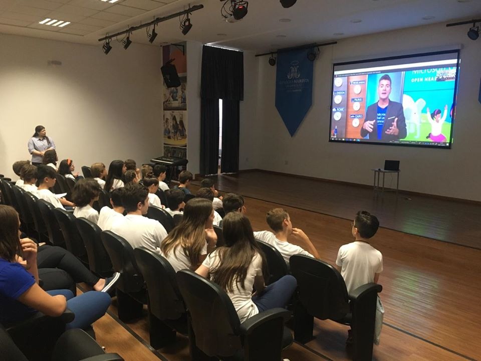Vice-presidente da Microsoft se reúne com estudantes de Ribeirão