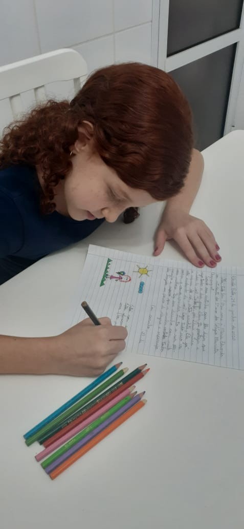 Crianças escrevem cartas para encorajar profissionais da saúde
